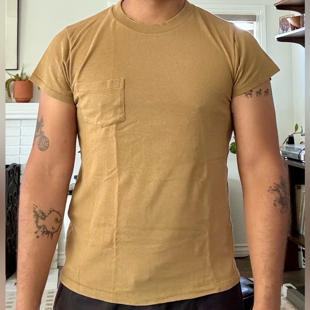 Levi's Men's Short Sleeve Pocket Tee in Tan